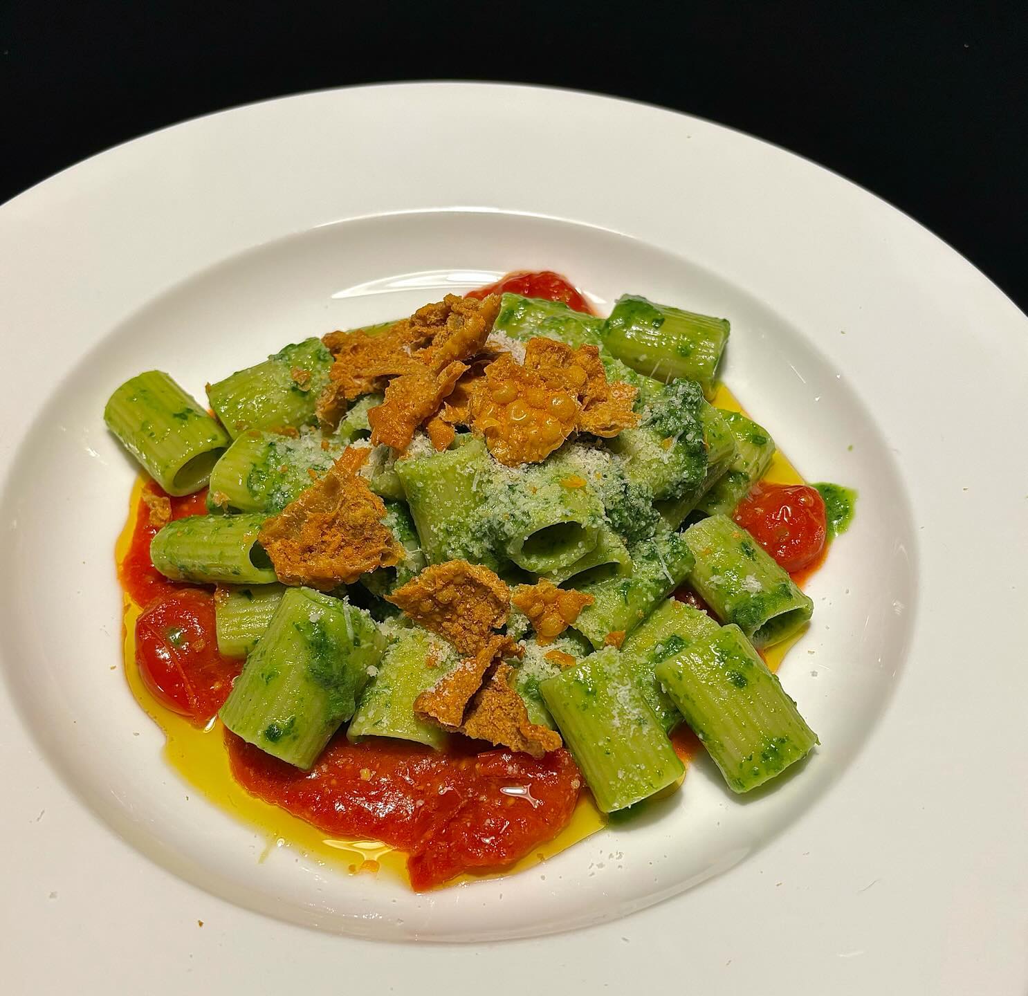 Pasta thêm "điệu" với da gà chiên giòn